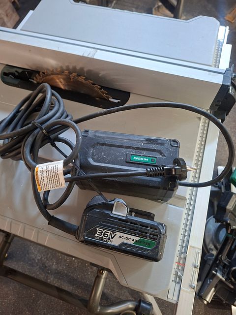 Image 4/6
