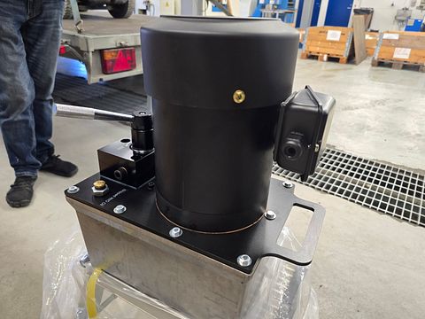 Image 4/8