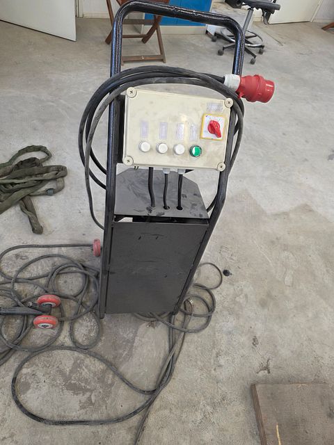 Image 3/4