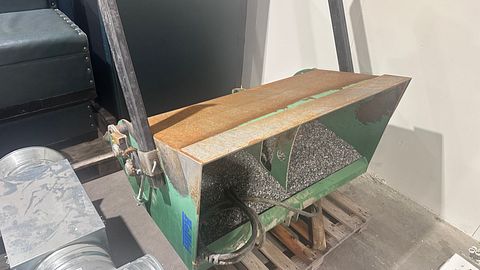 Image 4/8