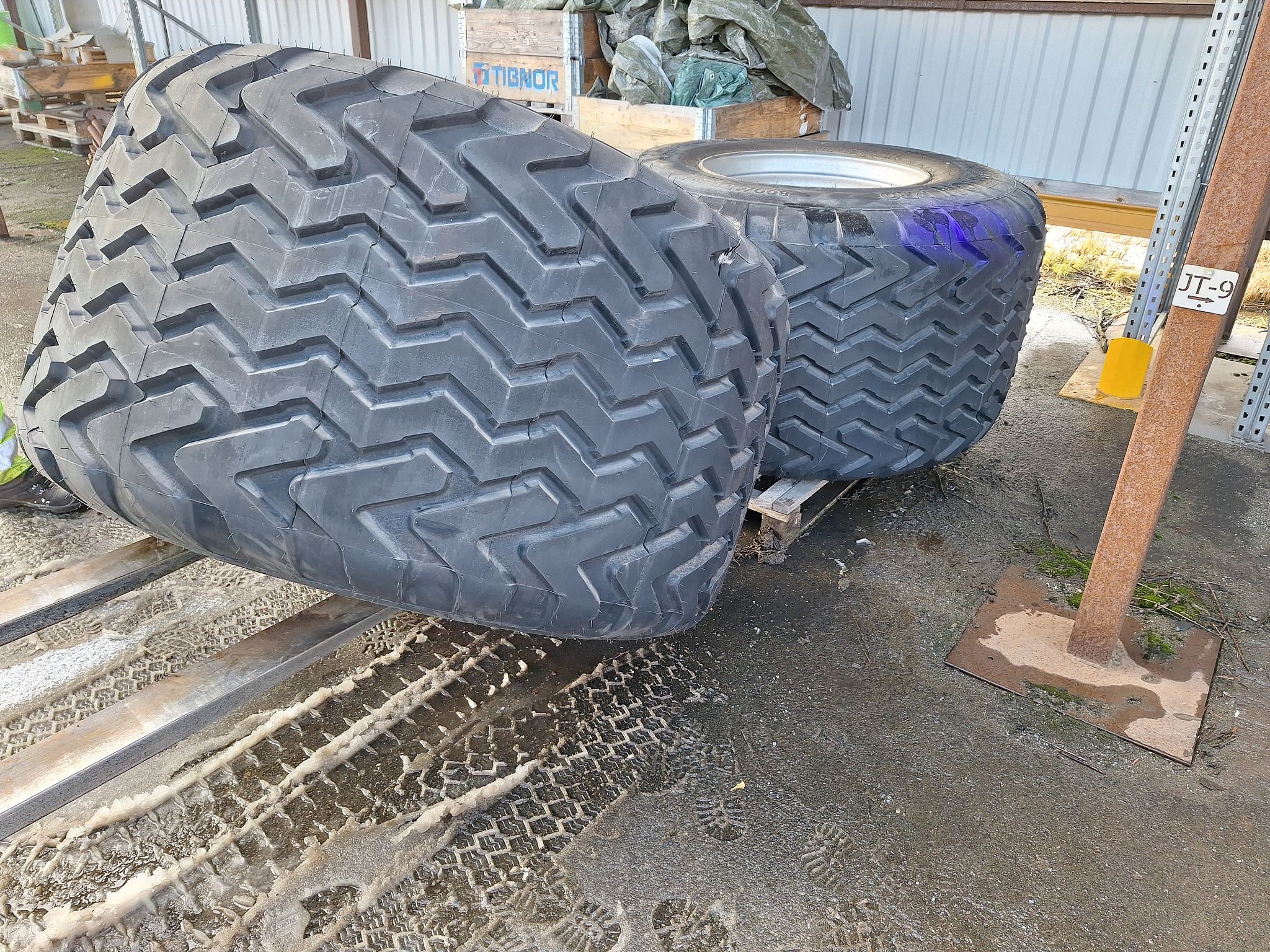 Vredestein 800/45 R26.5 renkaat vanteineen, Pedersöre | Huutokaupat.com