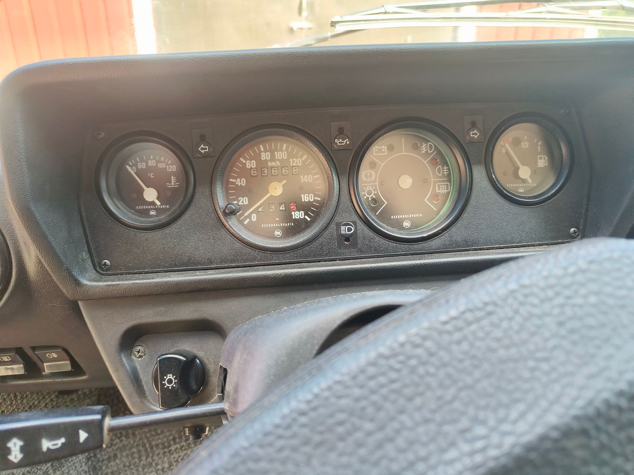 Image 6/10