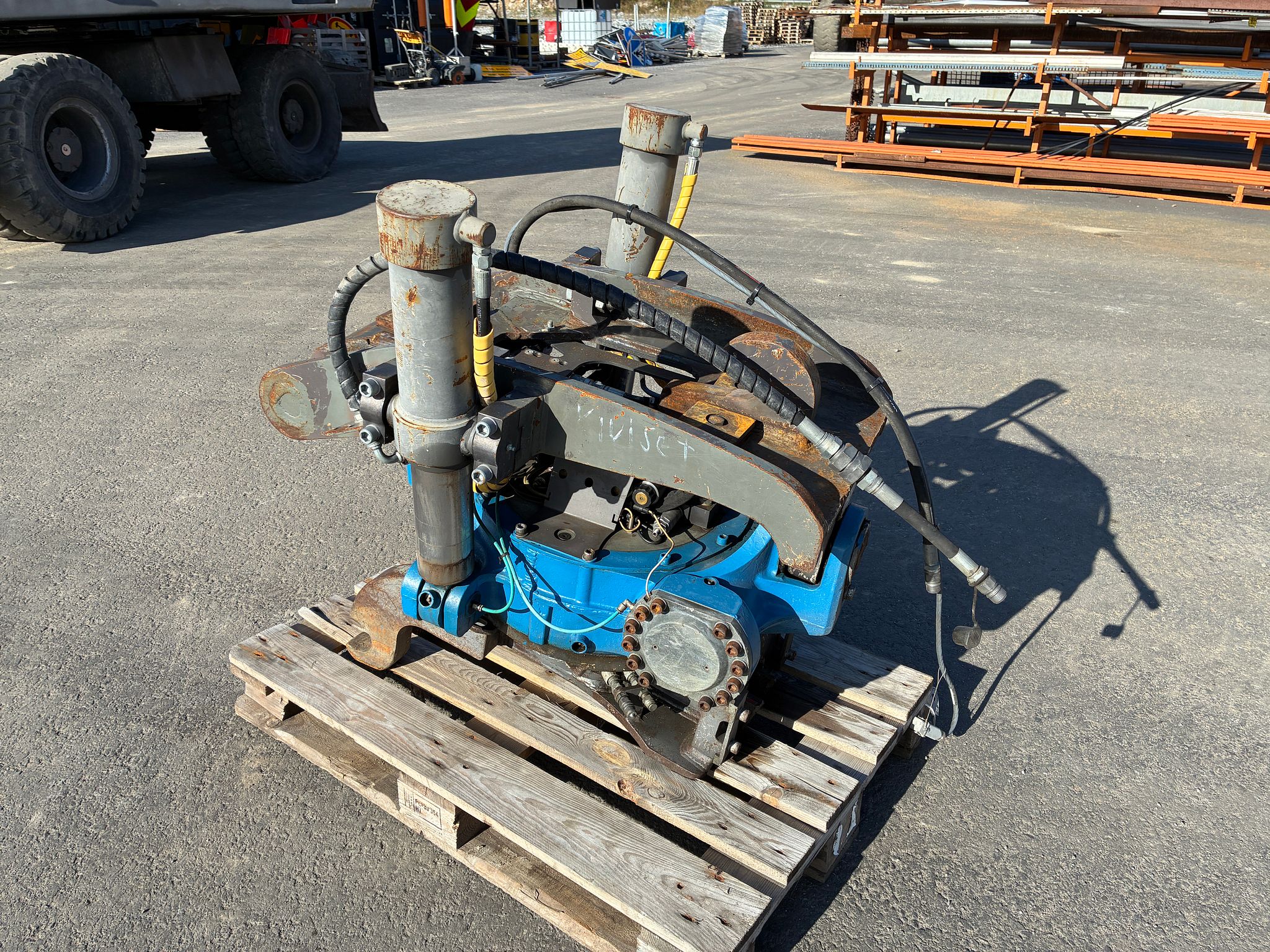 Image 1/18