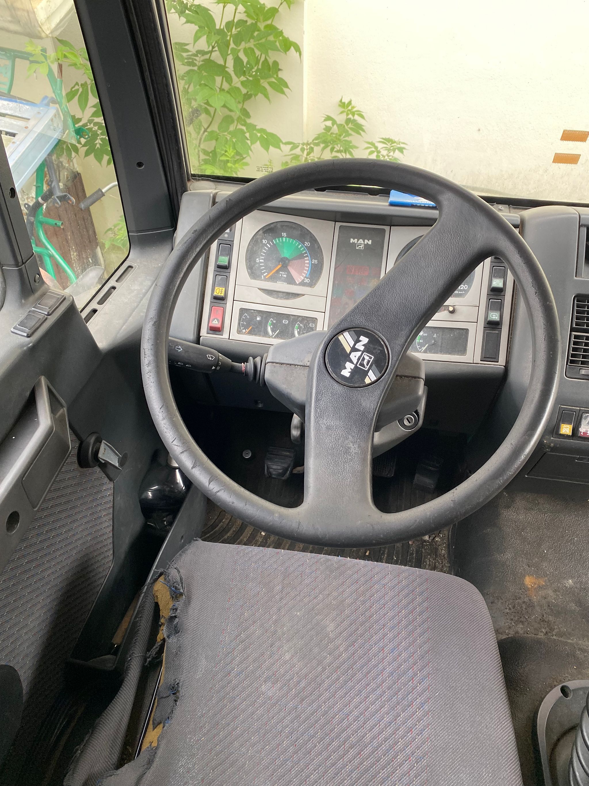 Image 4/12