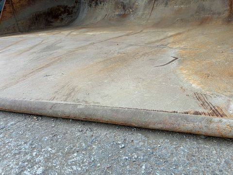 Image 9/10