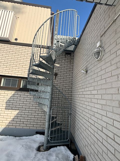 Image 2/4