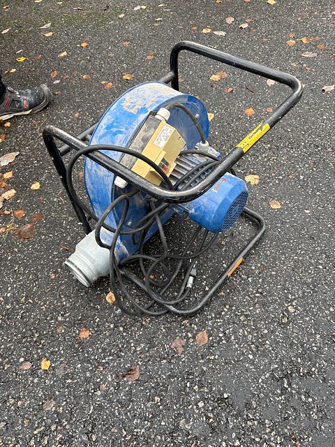 Image 3/6