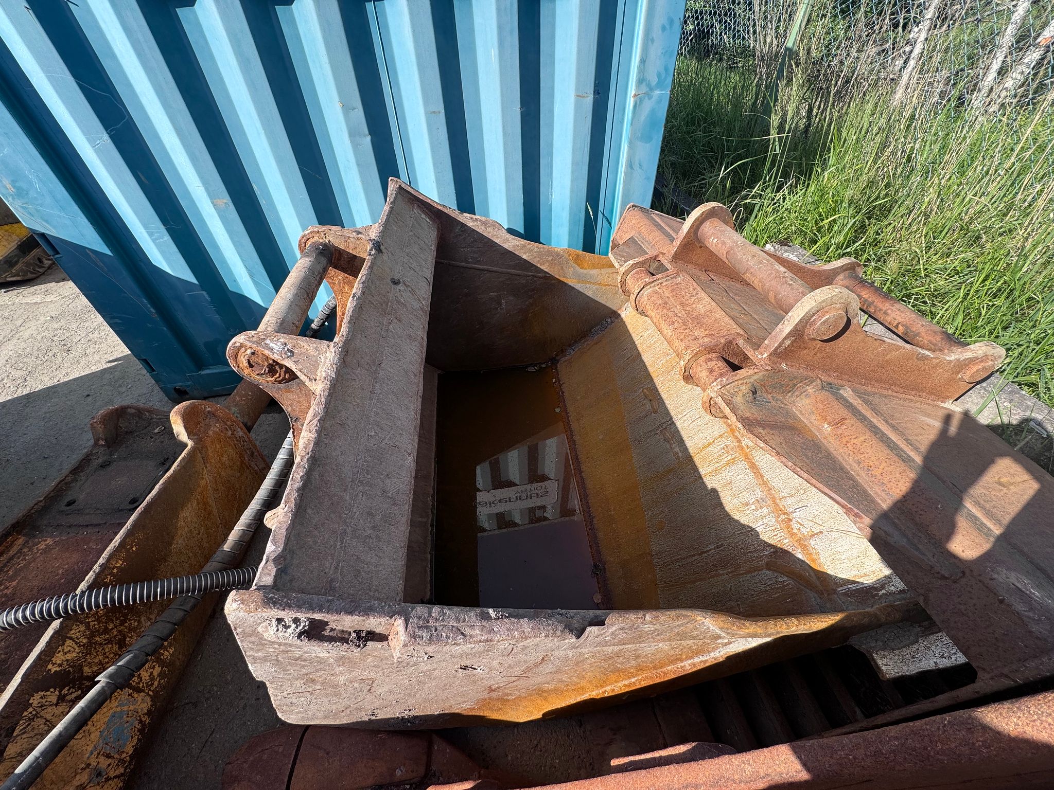 Image 2/8