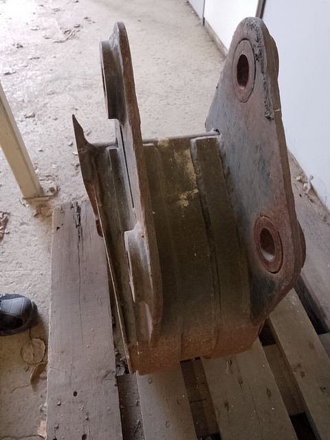 Image 2/4
