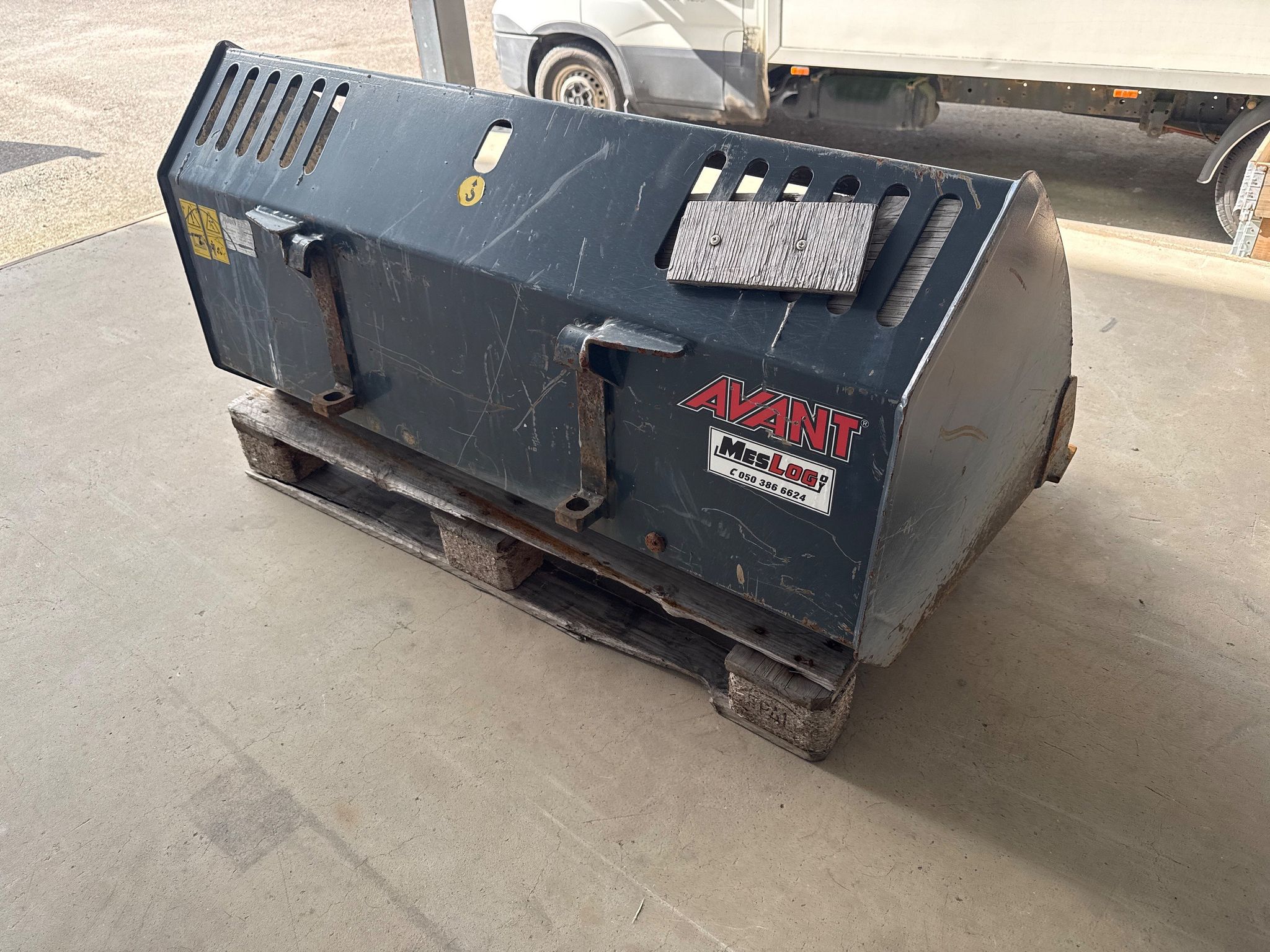 Image 1/8