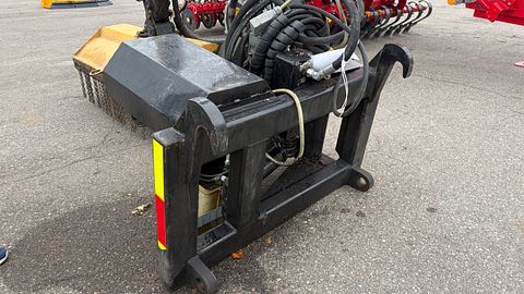 Image 3/8