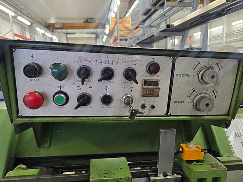 Image 3/8
