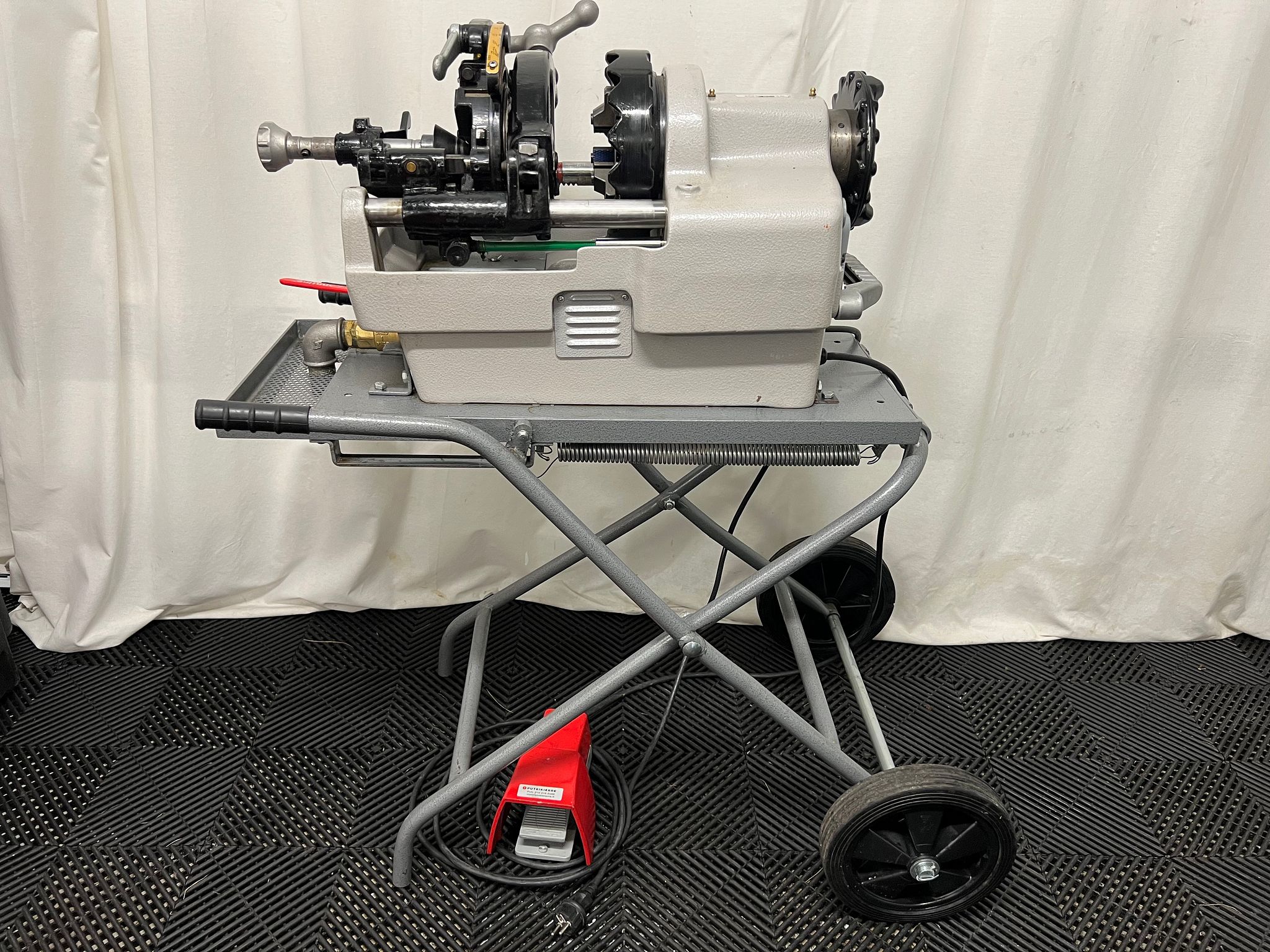 Image 2/8