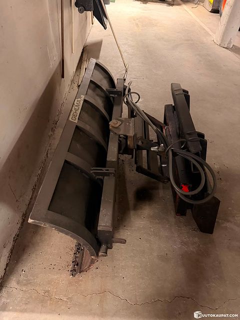 Image 2/8