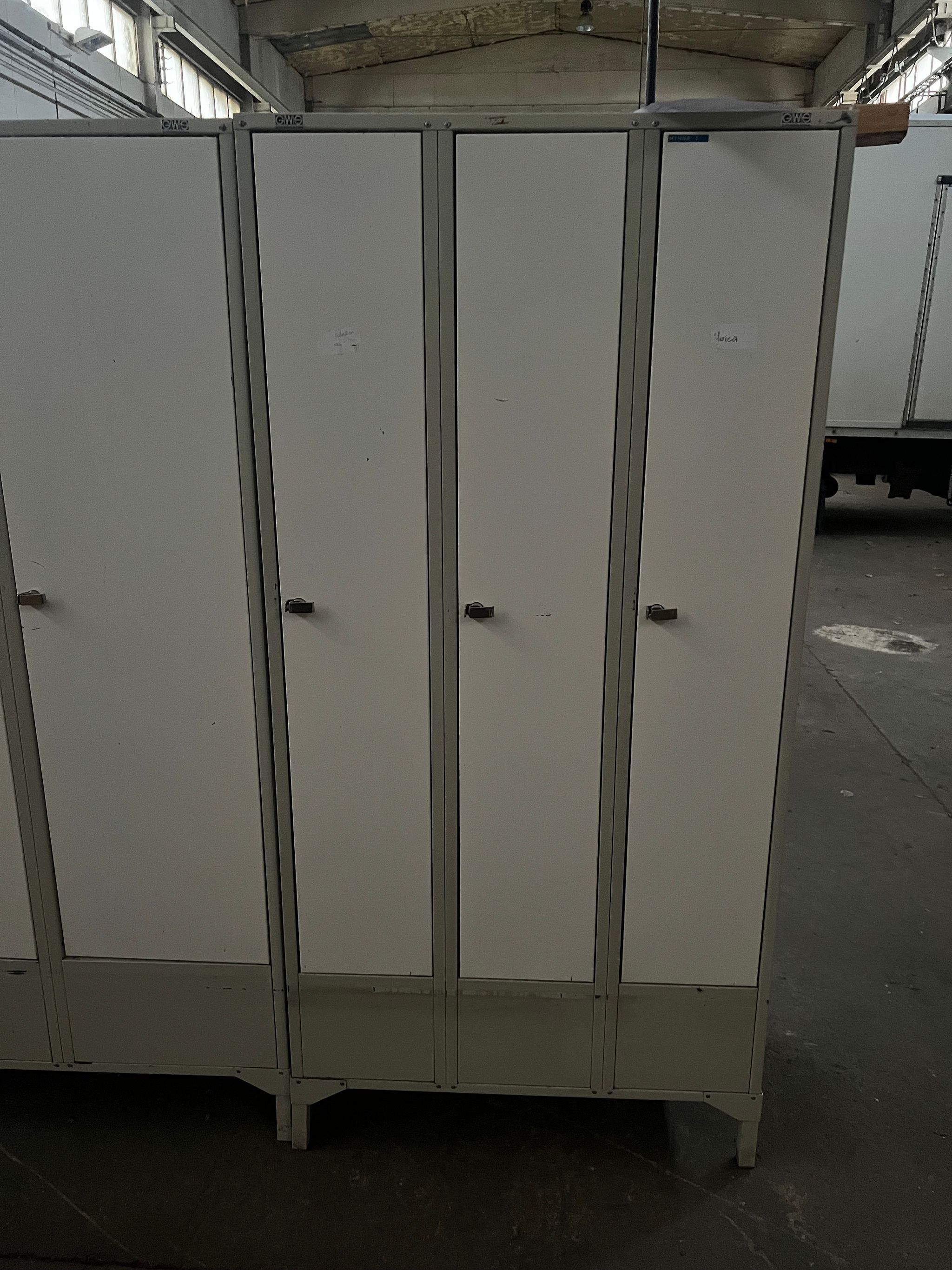 Image 4/8