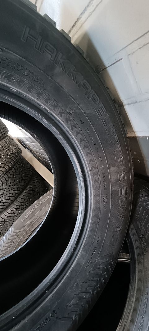 Image 3/8