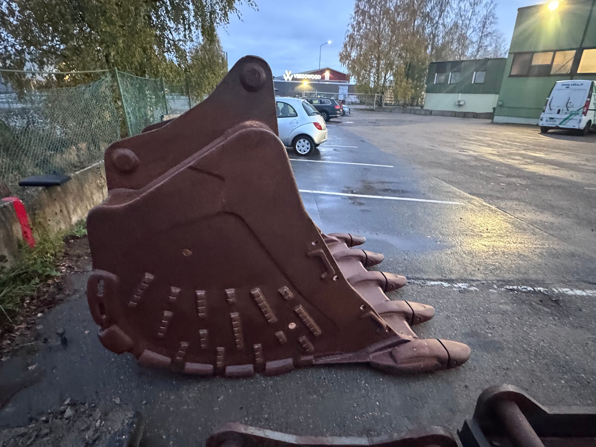 Image 4/12