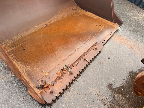 Image 2/8
