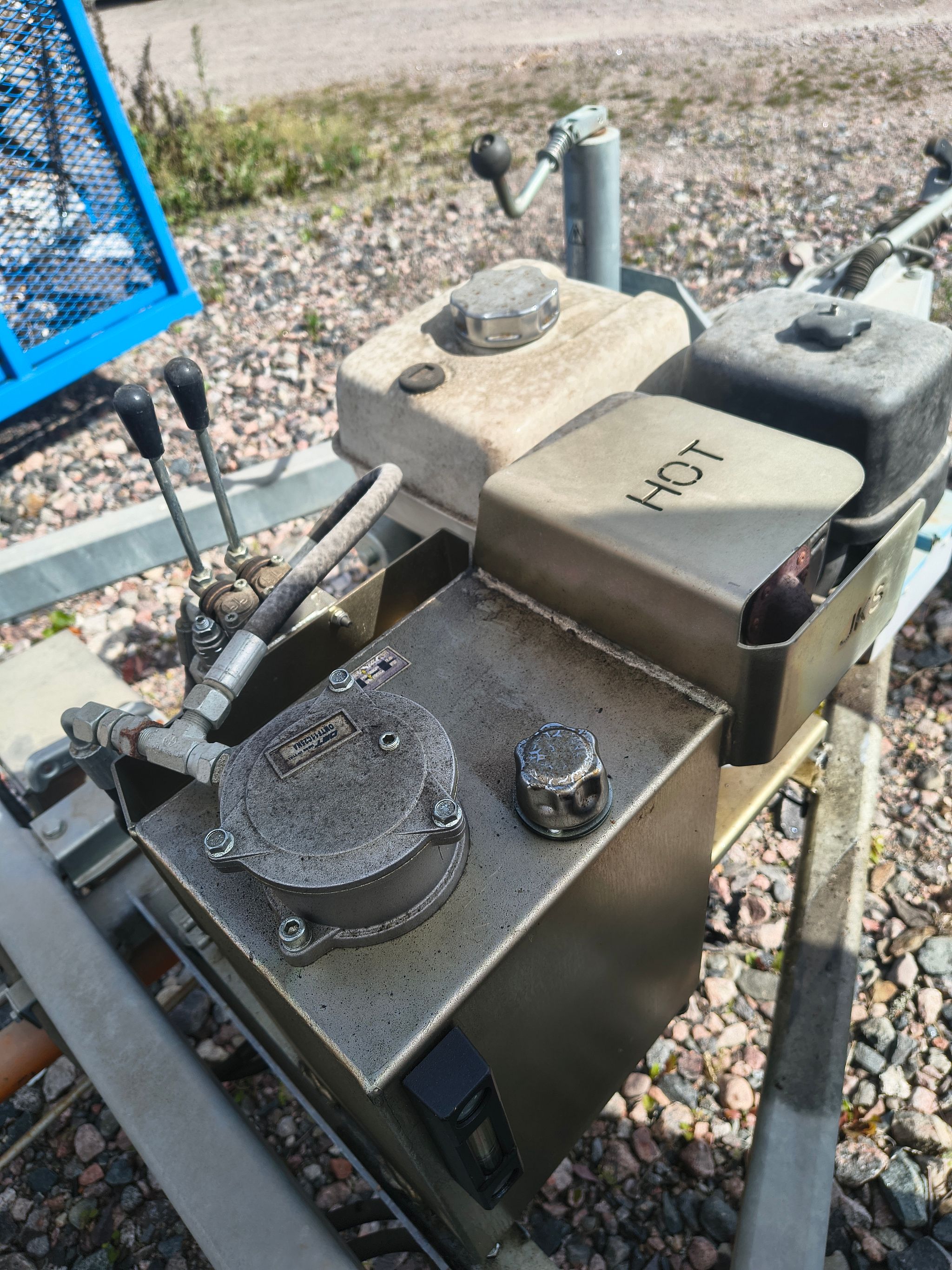 Image 2/8