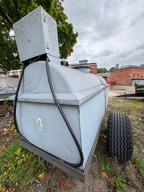 Image 3/8