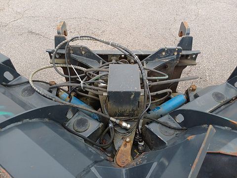 Image 8/12