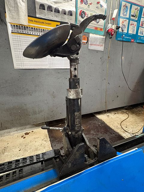 Image 8/12