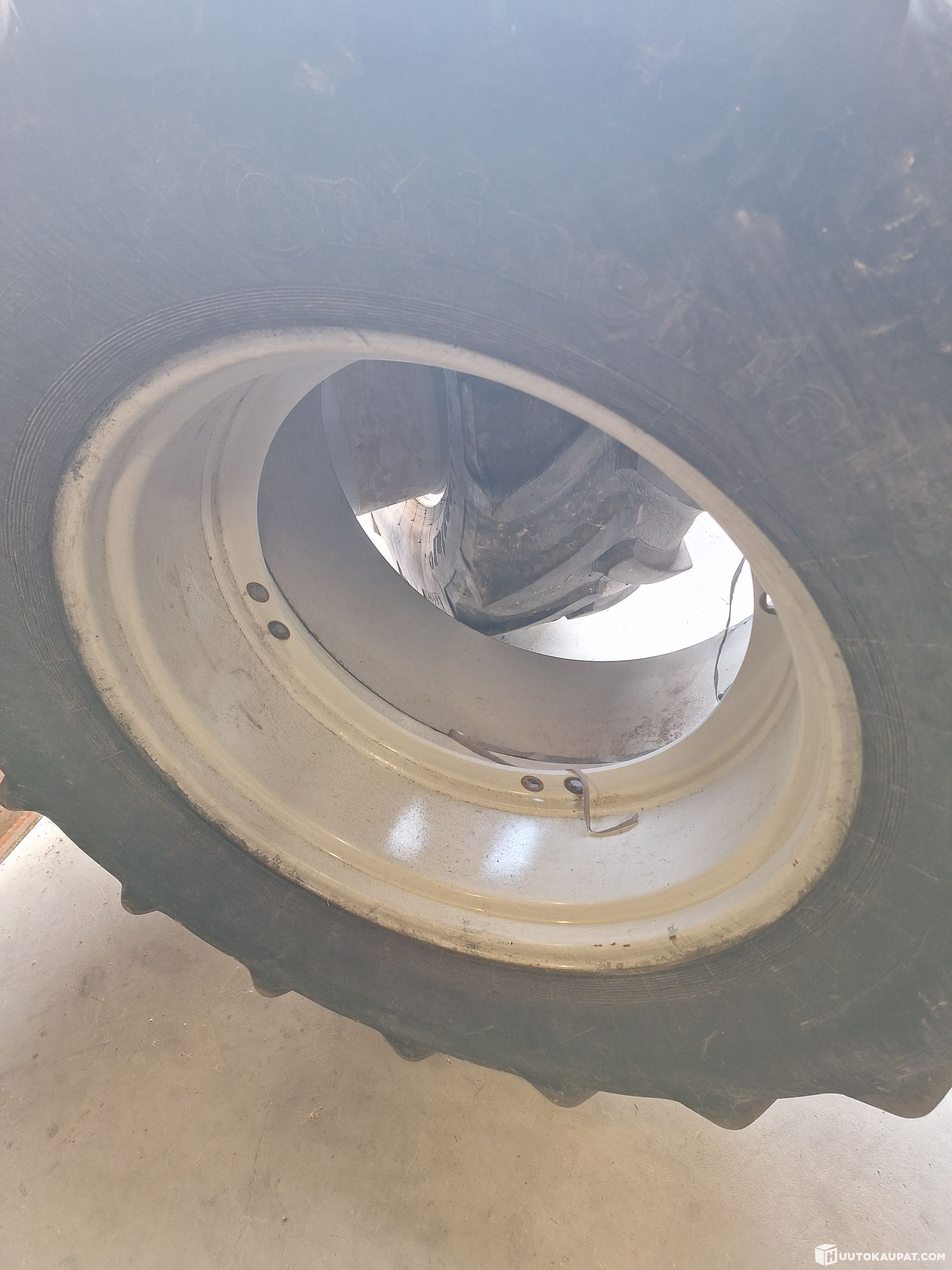 Valtra 6000 sarjalaisen renkaat, Kankaanpää | Huutokaupat.com