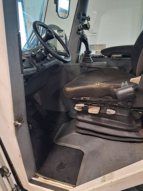 Image 8/12