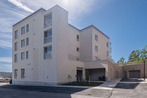 Image 7/10