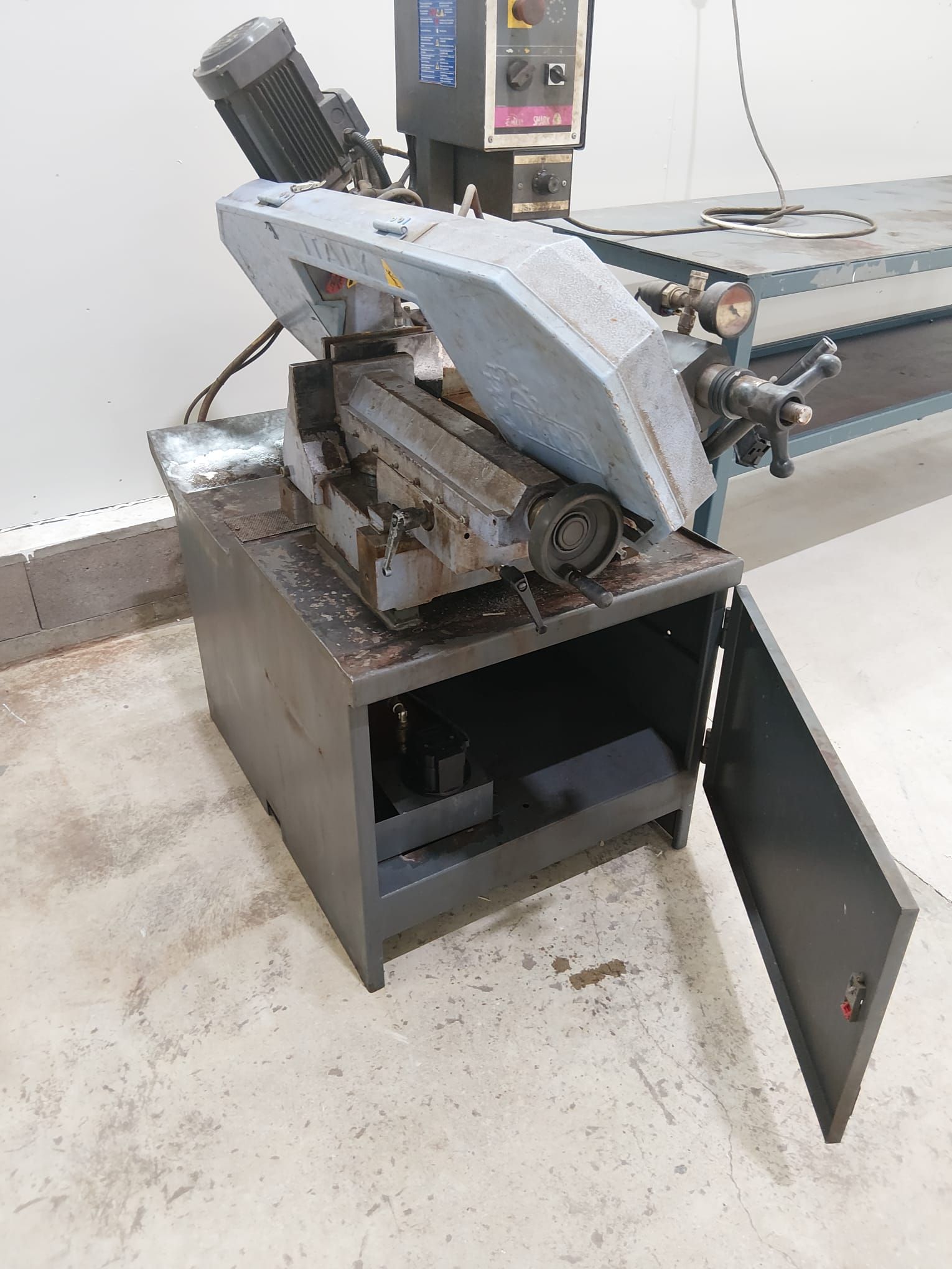 Image 2/6
