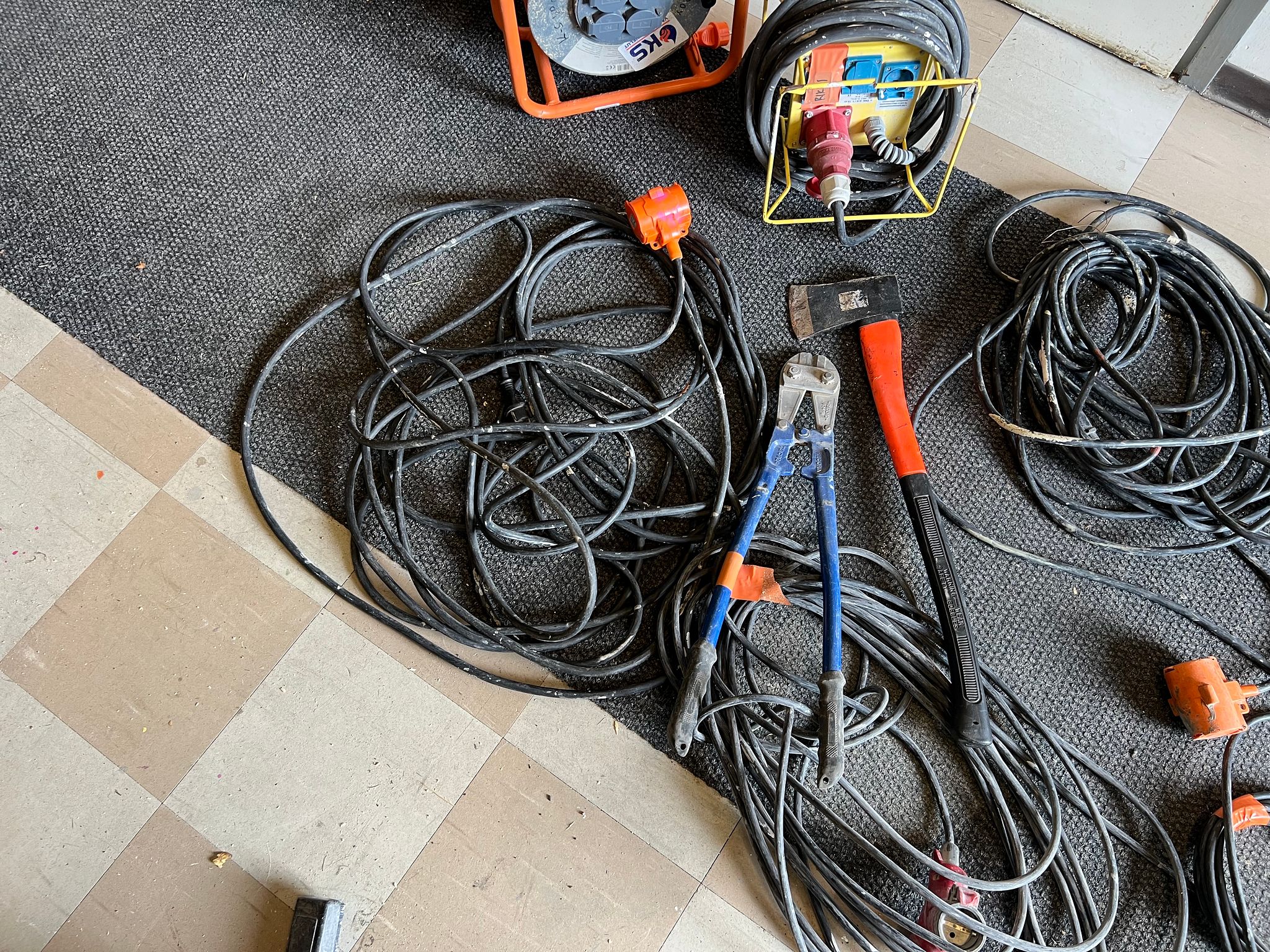 Image 3/8