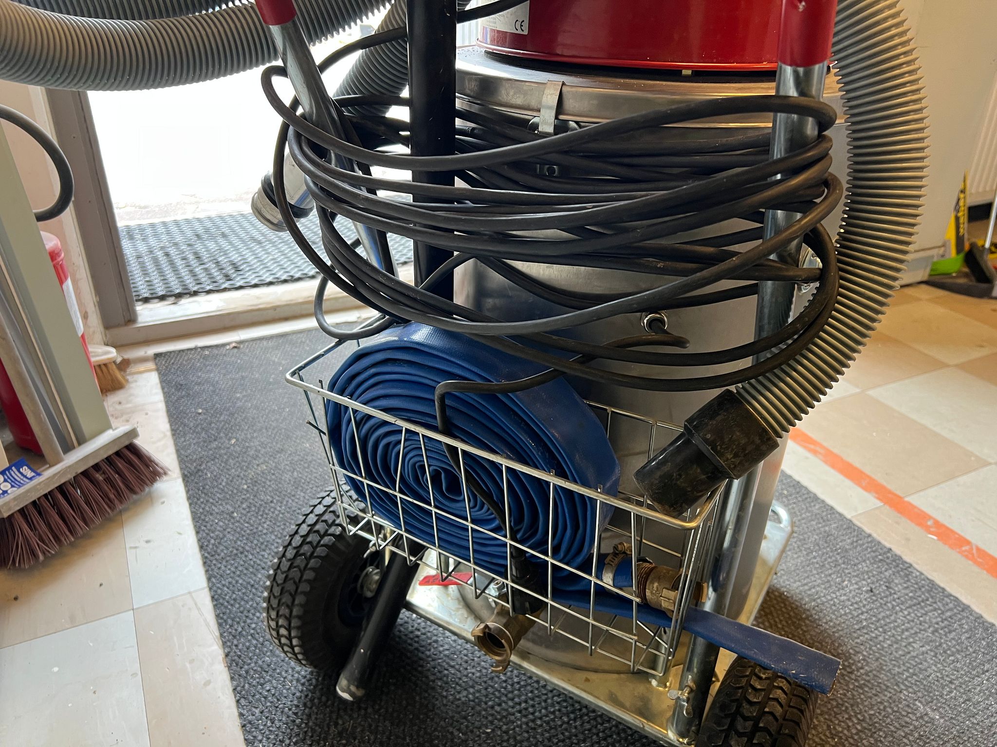 Image 8/10