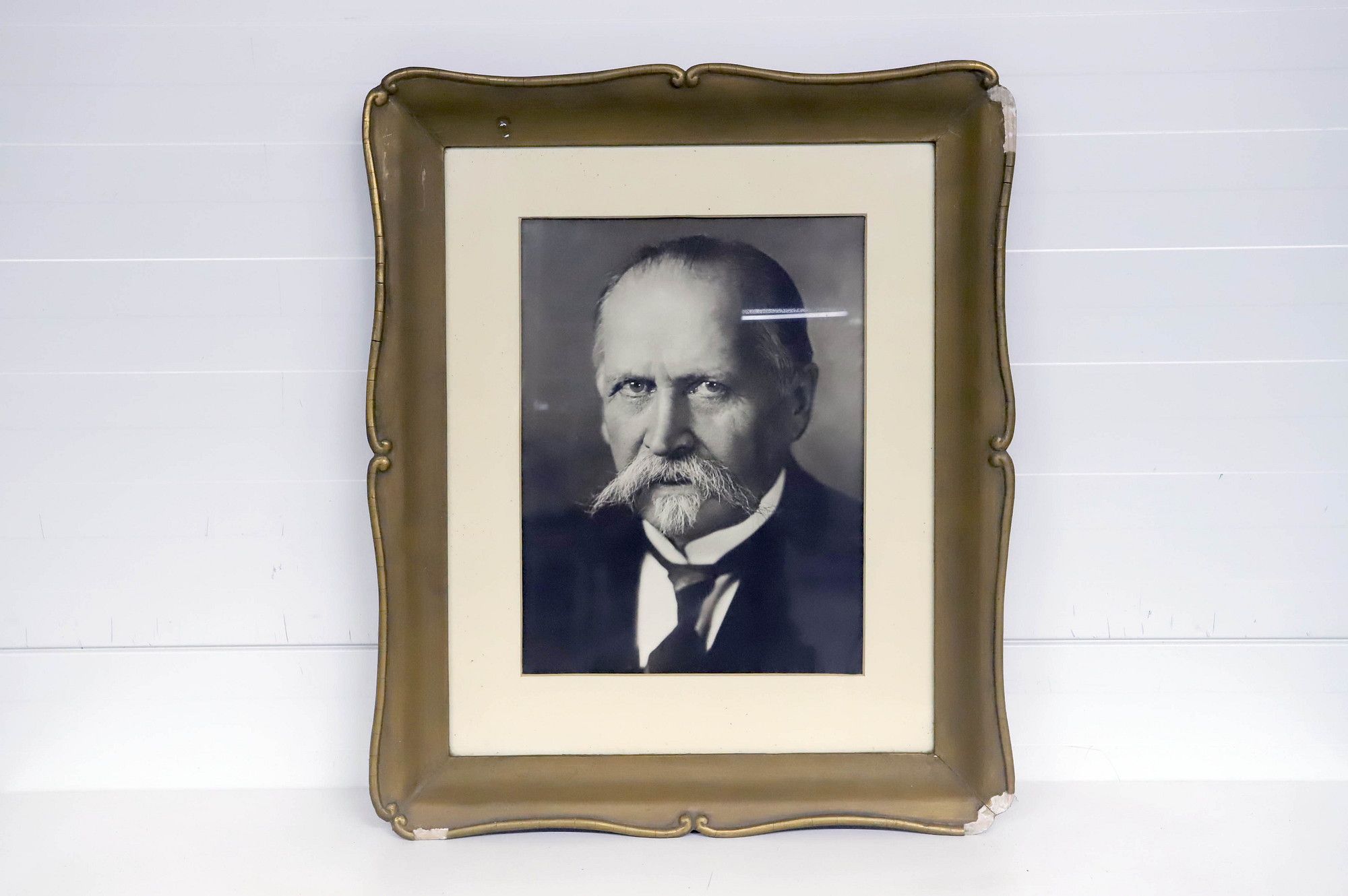 Image 1/8