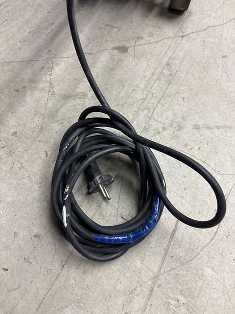 Image 8/12
