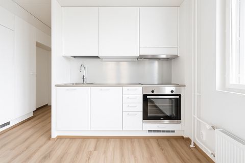 Image 4/8