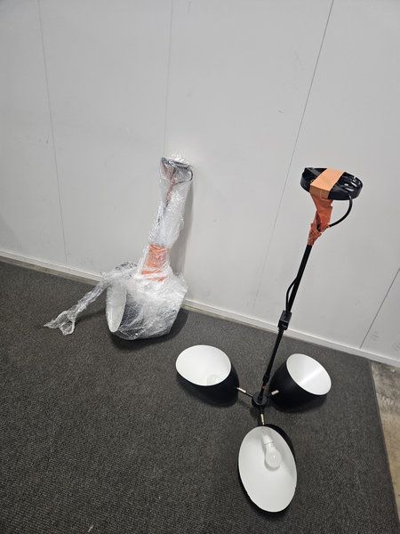 Image 2/15