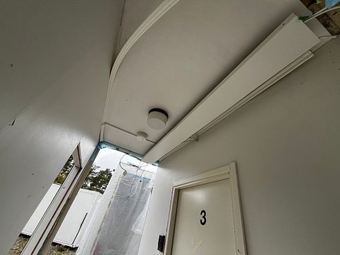 Image 8/12