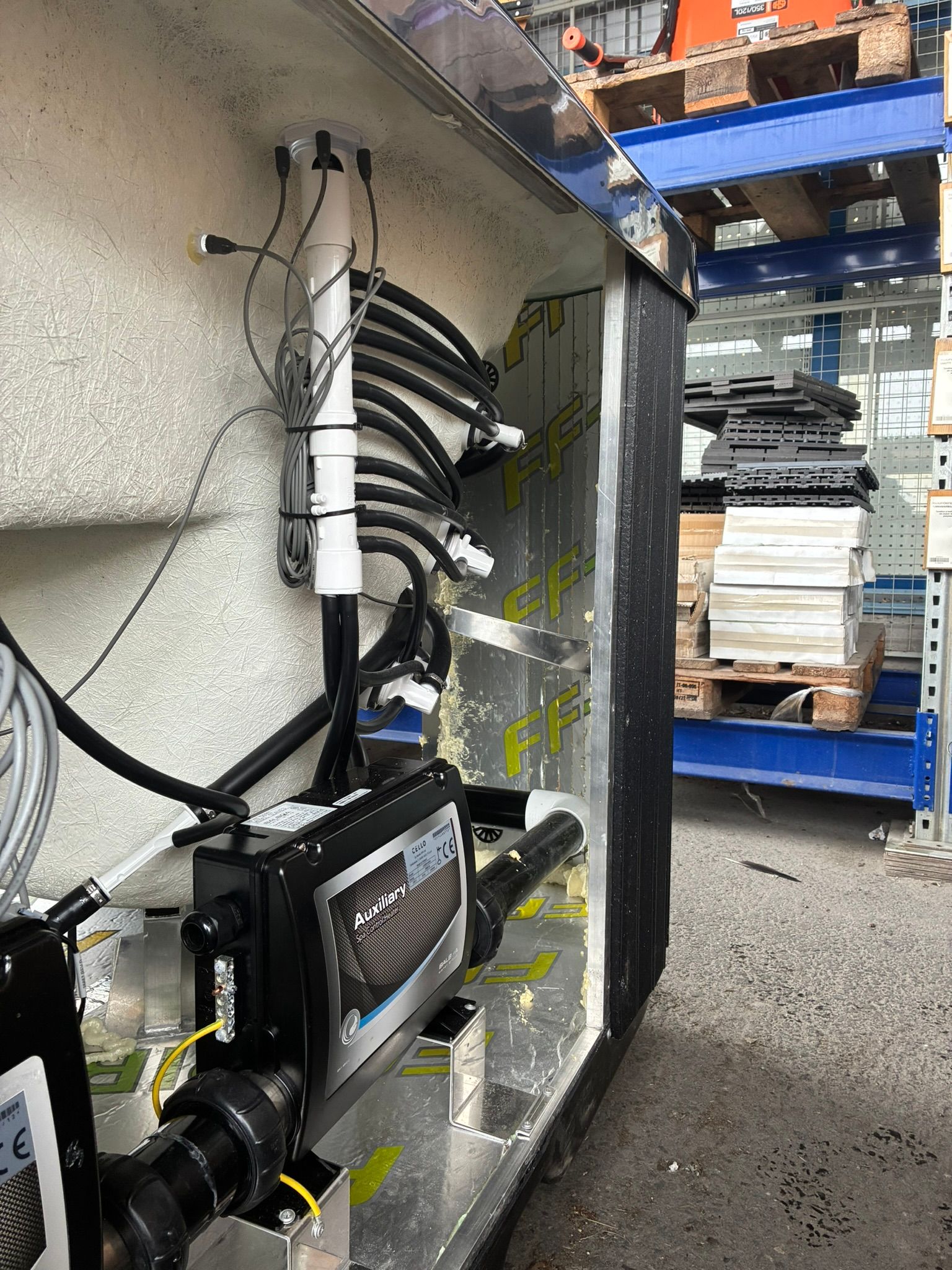 Image 4/8