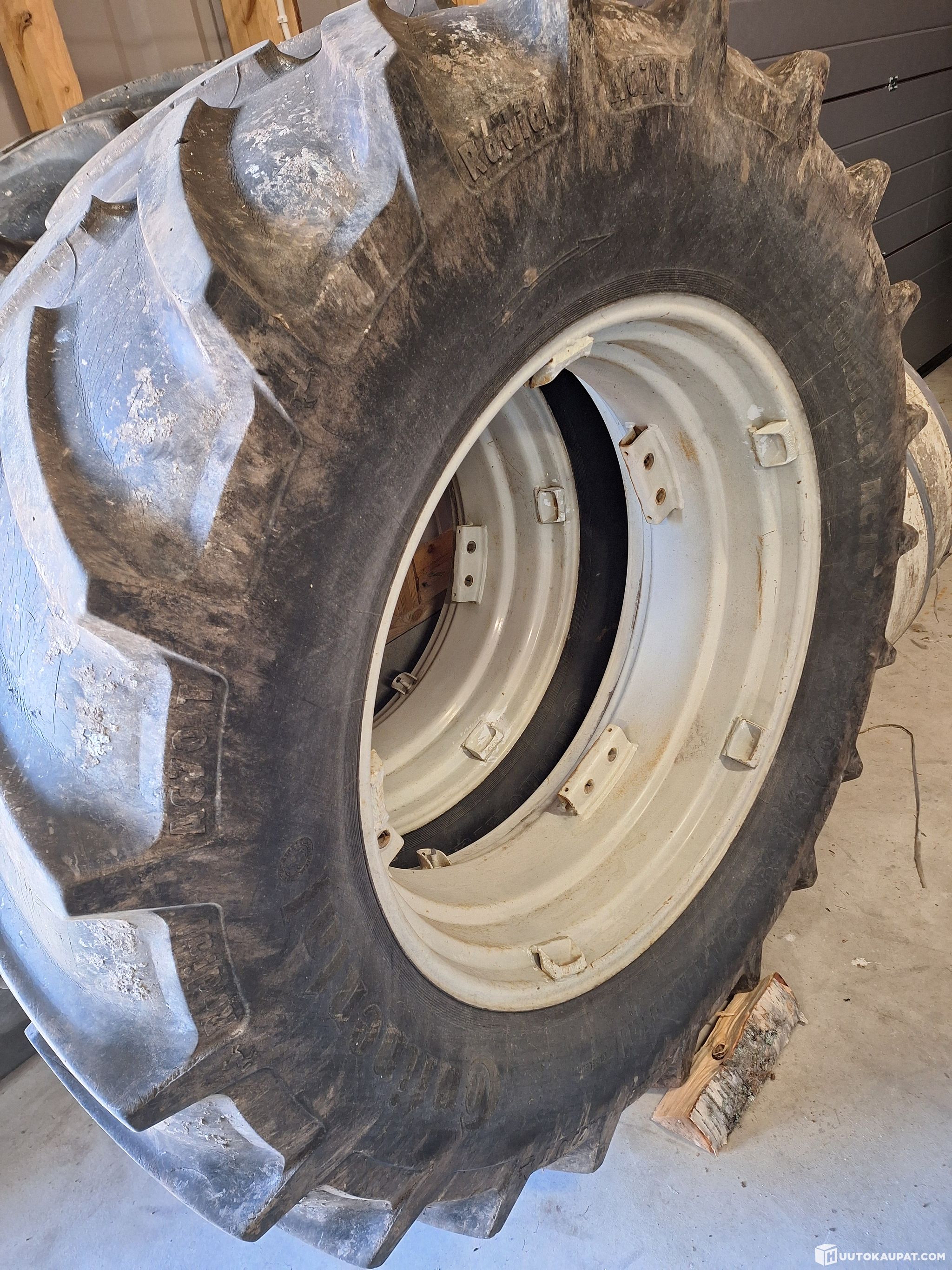 Valtra 6000 sarjalaisen renkaat, Kankaanpää | Huutokaupat.com