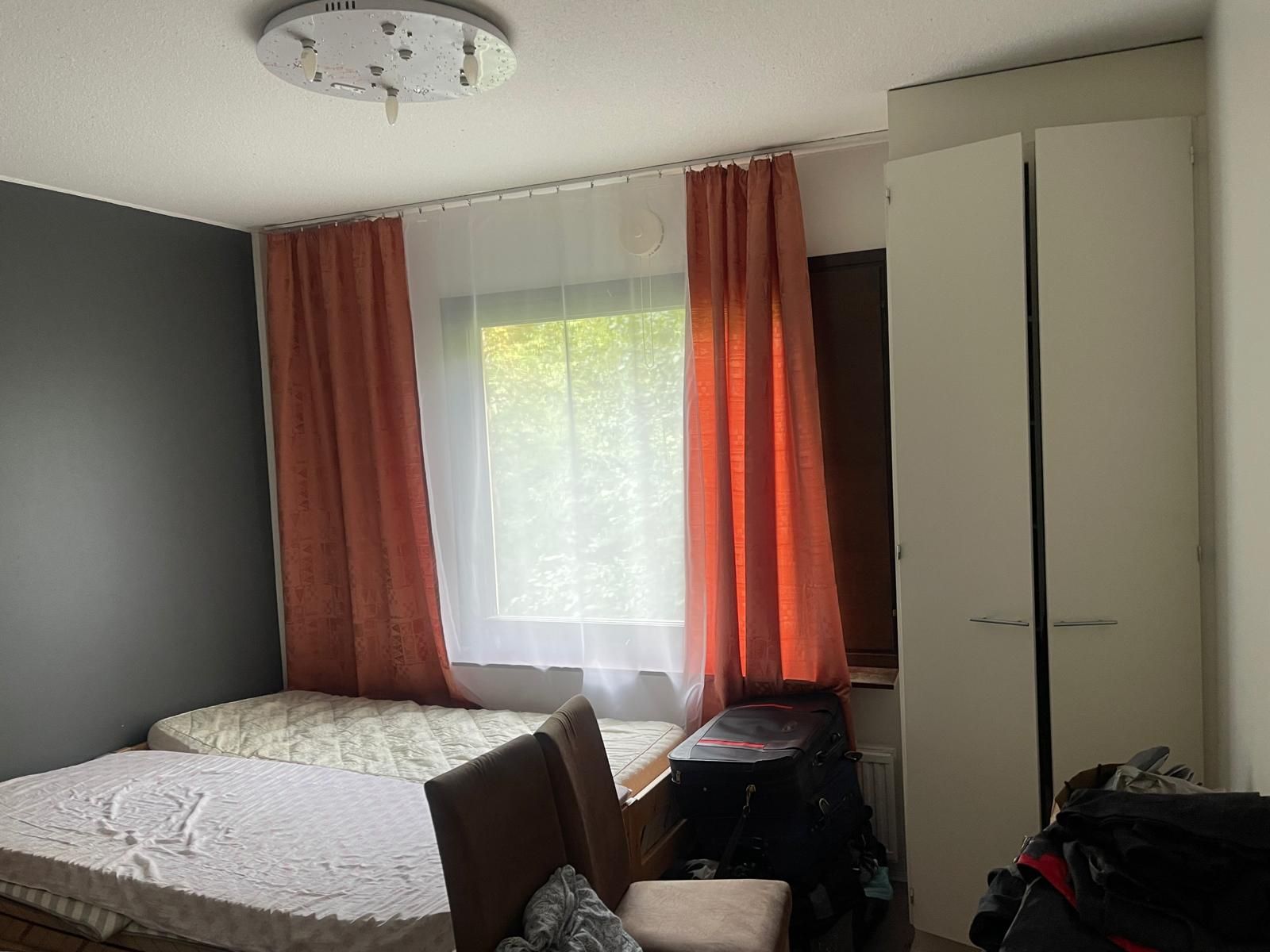 Image 4/10