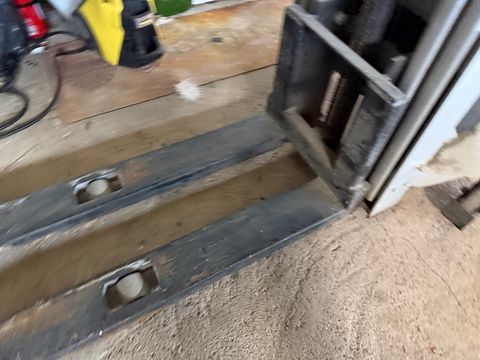 Image 5/8