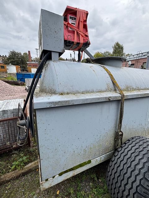 Image 4/8