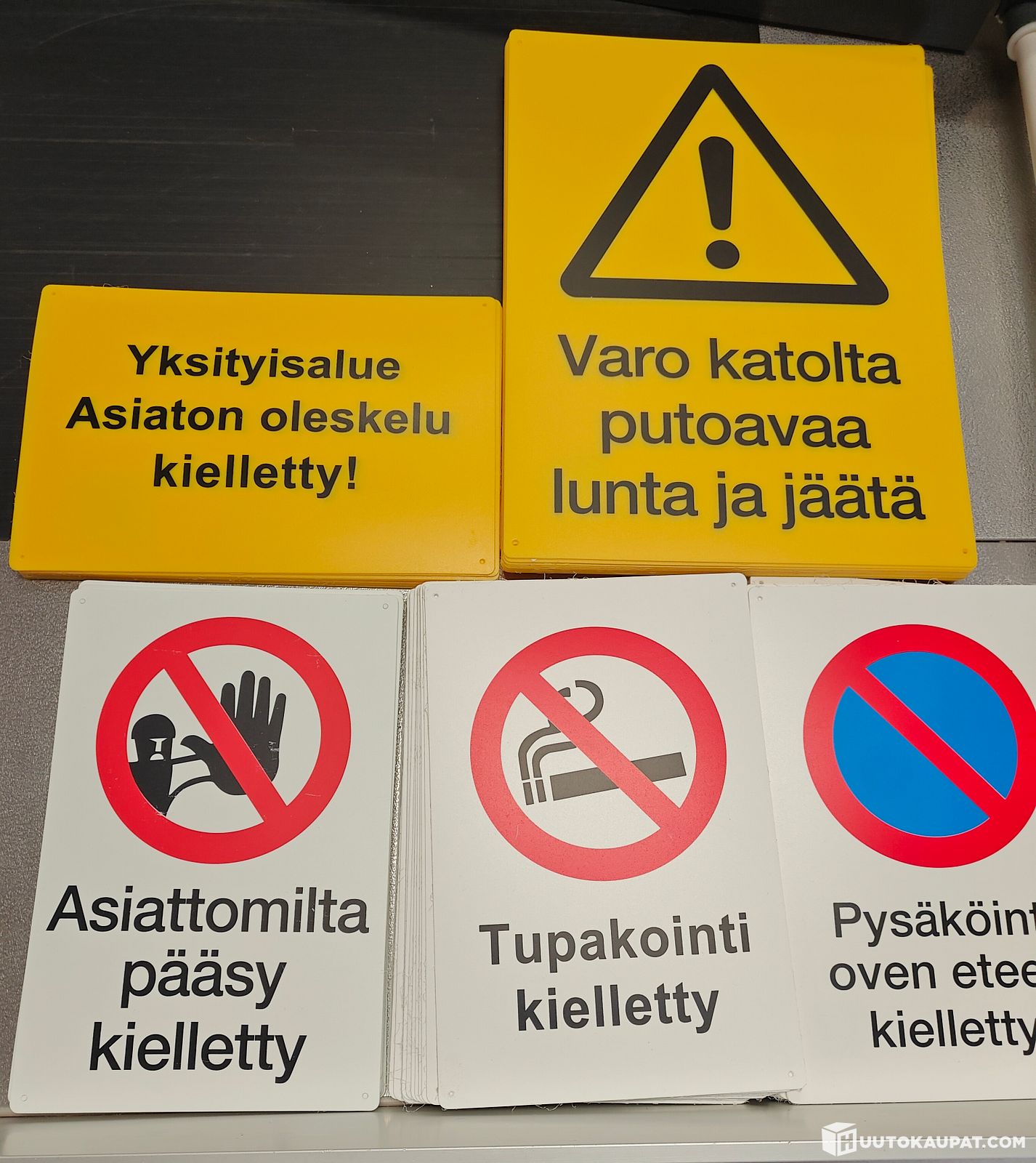 80kpl-lajitelma-muovisia-varoitus-ja-opastekylttej-mikkeli