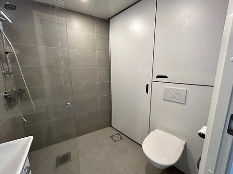 Image 6/8