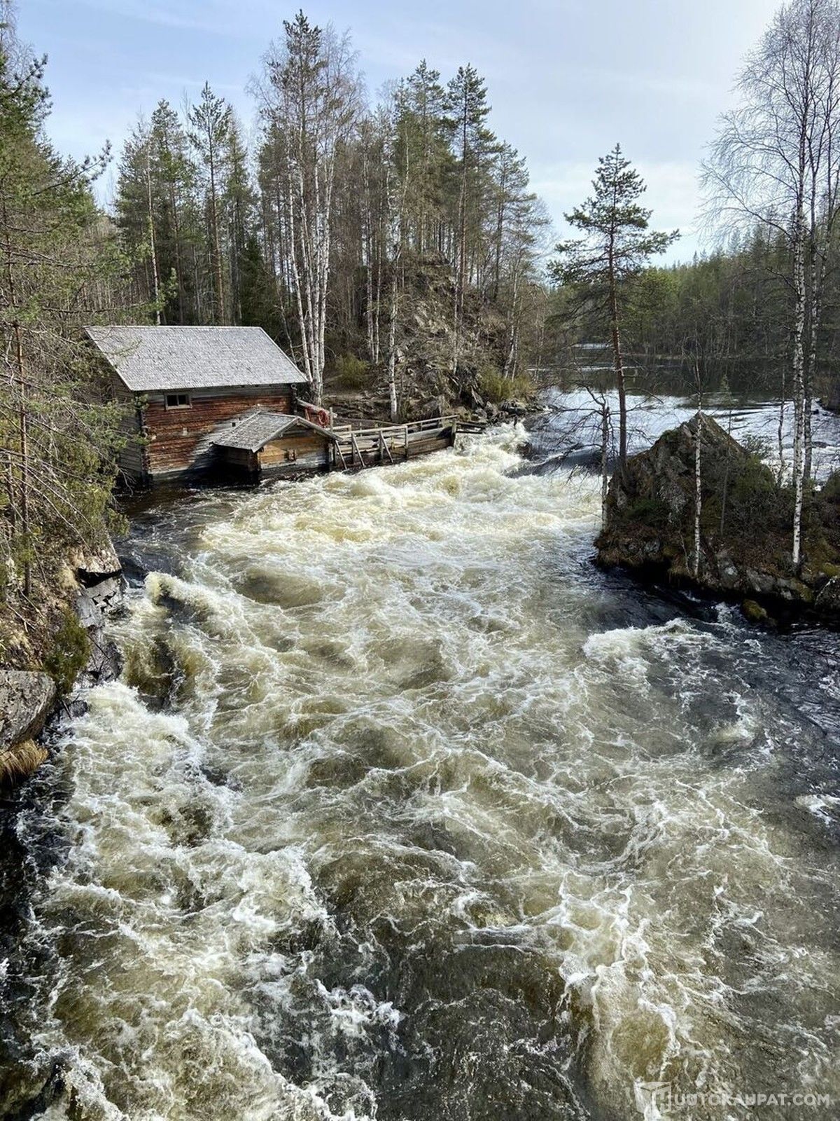 Kuusamossa Myllykoskella Pöllänsaaressa sijaitseva mökki ja sauna huikeiden  kansallispuistomaisemien ympäröimänä!, Kuusamo 