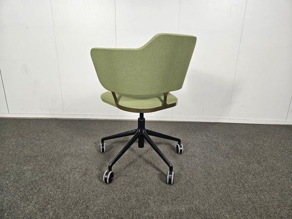 Image 4/8