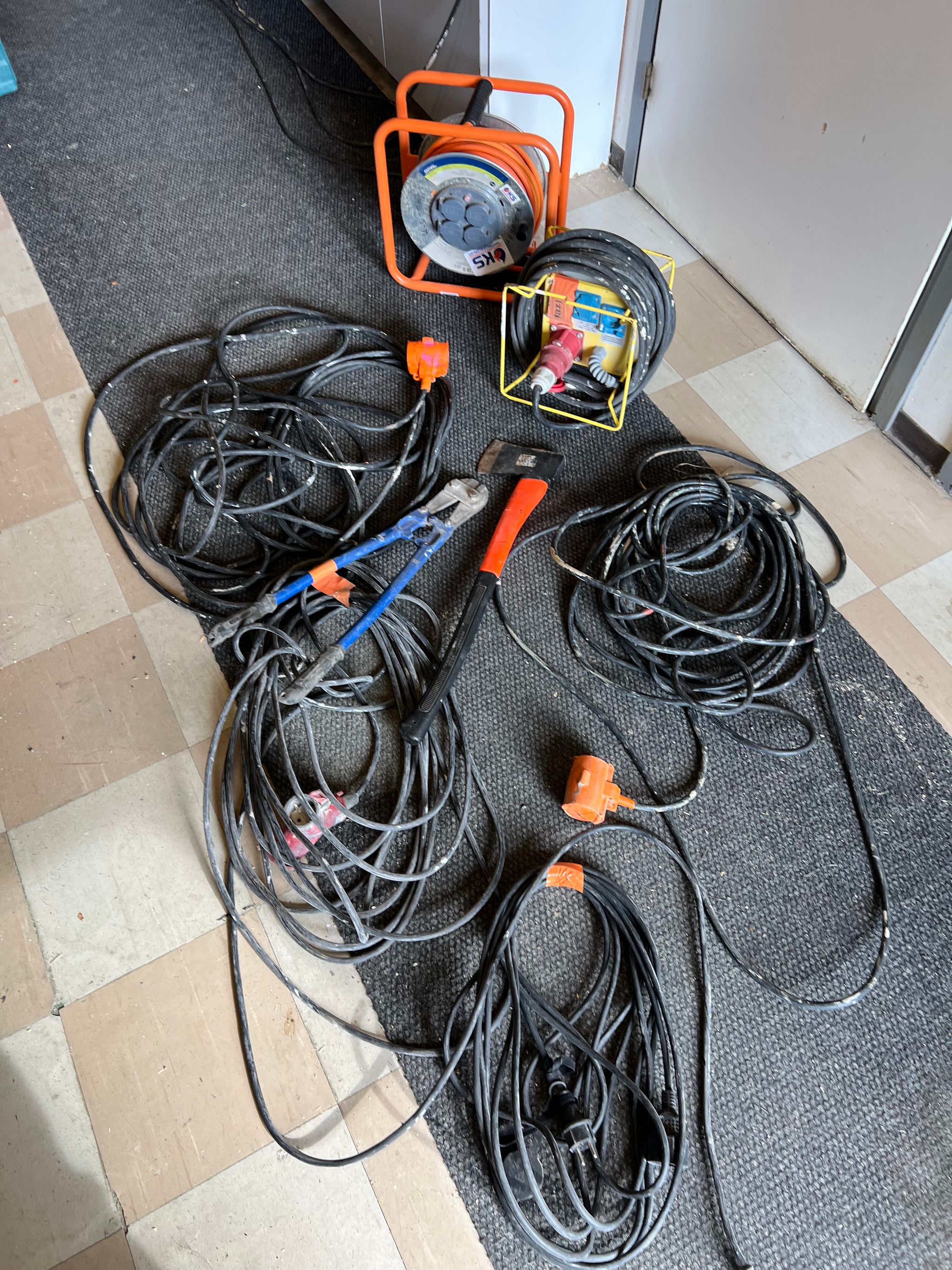 Image 1/8