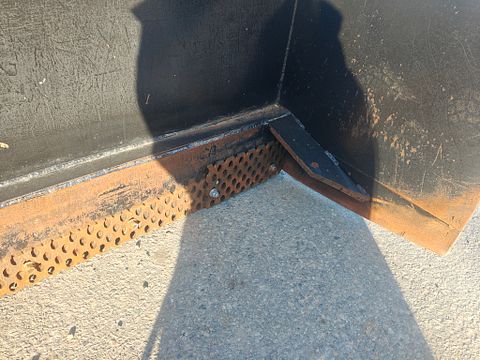 Image 4/6