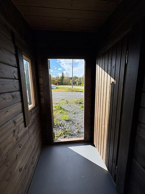 Image 4/8