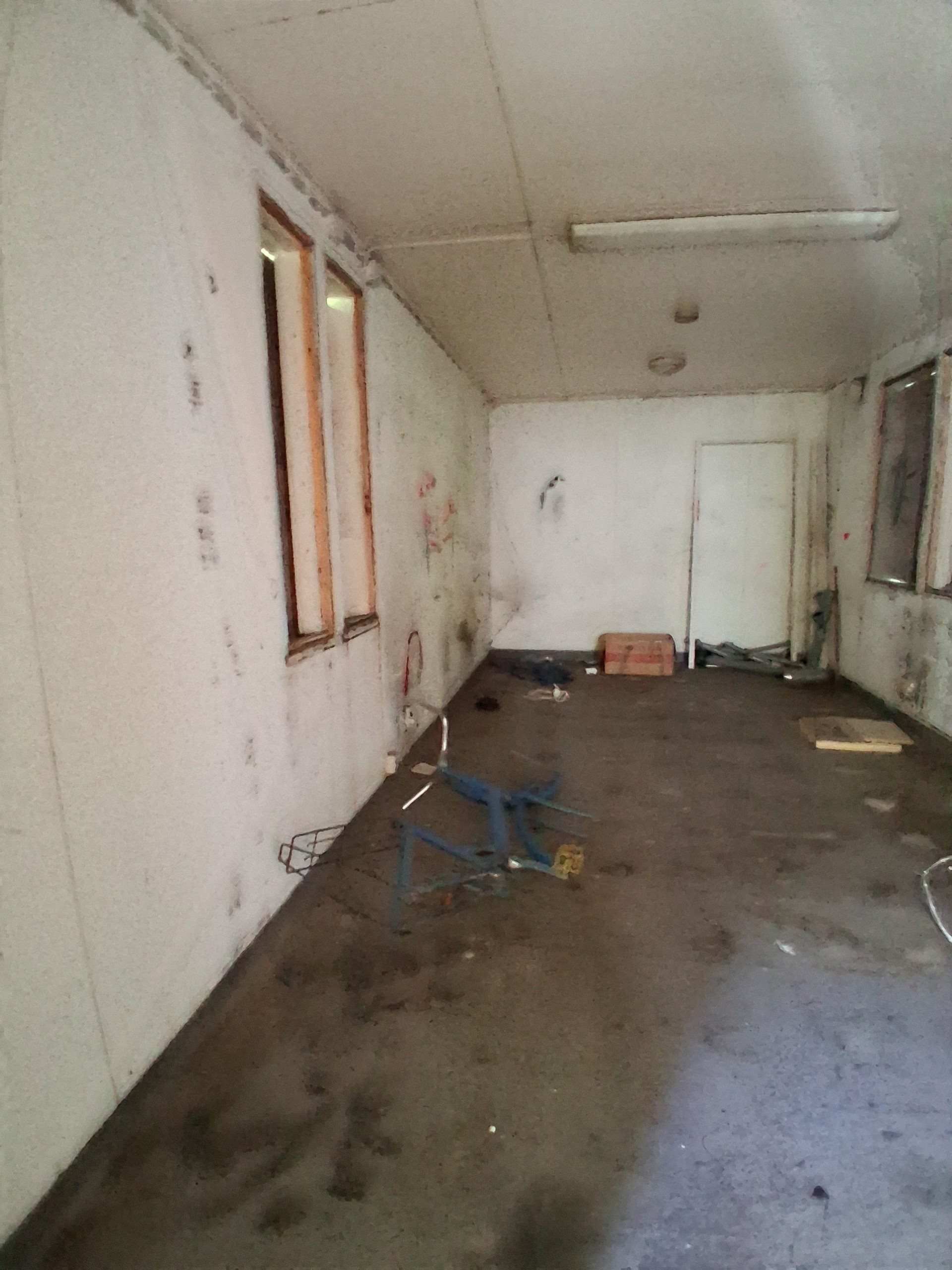 Image 4/8